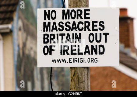 Irische Republikanische Gruppe Eirigi ein Schild an einem Laternenpfahl' nicht mehr Massaker. Großbritannien aus Irland" Stockfoto