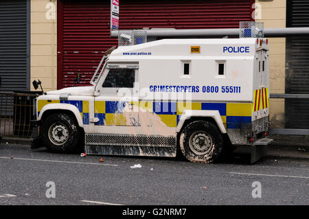 2. September 2012, Belfast - PSNI Landrover Hit von der Farbe der Bombe - durch Randalierer von Polizist Sicht aus dem Fahrzeug zu begrenzen, wodurch Sie mehr anhaltende Angriffe zu machen. Stockfoto