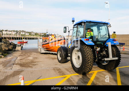 Bangor, County Down. 23.09.2012 - startet mit einem Traktor um es sicher herunterlassen, die Slipanlage Bangor RNLI-Rettungsboot. Stockfoto