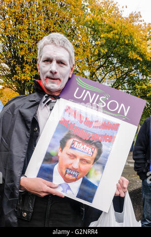 20.10.2012, Belfast - Mann als ein Vampir-Holding-Foto von David Cameron verkleidet. ICTU halten eine Kundgebung gegen Sparpolitik in Belfast. Stockfoto