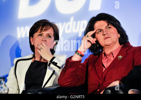 24. November 2012.  Belfast, Nordirland.  Diane Dodds MEP und Arlene Foster MLA anhören Peter Robinson liefern seiner Rede auf der Jahreskonferenz der Democratic Unionist Party. Stockfoto