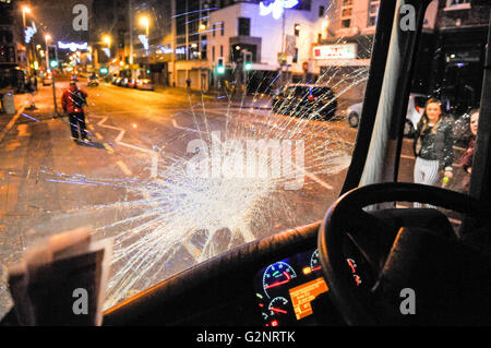 3. Dezember 2012, Belfast, Nordirland. Ein Bus leidet eine defekte Windschutzscheibe, nachdem eine Reihe von randalierenden Loyalisten während der Unruhen vor weit verbreiteten Unruhen eine große Wasserbehälter um sich werfen Stockfoto