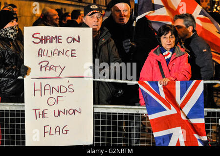 3. Dezember 2012, Belfast, Nordirland. Rund 1000 sammeln Loyalisten um zu protestieren gegen Belfast City Council, Abstimmung, Anschluß-Markierungsfahne fliegen aus einer Reihe von Gebäude des Rates zu stoppen.  Dieses Ereignis begann eine längere sporadischen Ausschreitungen in protestantischen Gebieten, sowie regelmäßige Proteste in der Belfast City Hall jeden Samstag Nachmittag und regelmäßige Proteste bei Woodvale/Ardoyne. Stockfoto