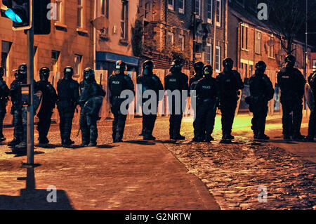 5. Dezember 2012, Carrickfergus, Nordirland. PSNI Offiziere in Kampfmontur zurückhalten rund 1500 Loyalist Demonstranten, nachdem sie heftig nach einem Protest gegen die Abschaffung der Anschluß-Markierungsfahne von Belfast City Hall gedreht. Stockfoto