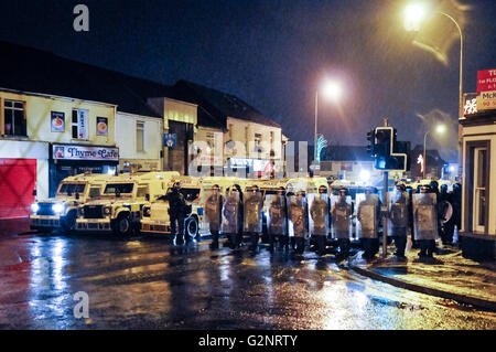 6. Dezember 2012, Newtownabbey, Nordirland. PSNI Offiziere in Aufruhr Getriebe voraus, um 150 Demonstranten zu bewegen, nachdem sie die Hauptstraße durch Walker blockiert.  Loyalisten in verschiedenen Teilen von Nordirland inszenieren eine dritte Nacht der Proteste gegen die Anschluß-Markierungsfahne von Belfast City Hall entfernt wird. Stockfoto