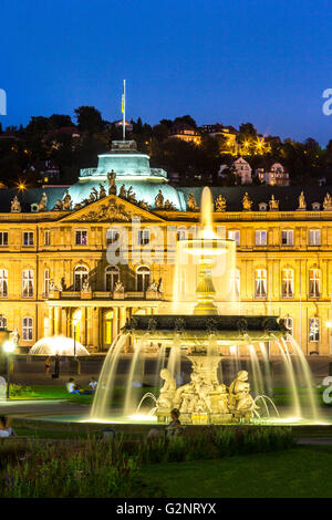 Brunnen am neuen Schloss neuen Schloss in Stuttgart Innenstadt, Deutschland in der Abenddämmerung Stockfoto