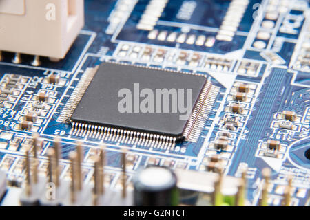 Elektronikplatine hautnah. Blaue PCB Stockfoto