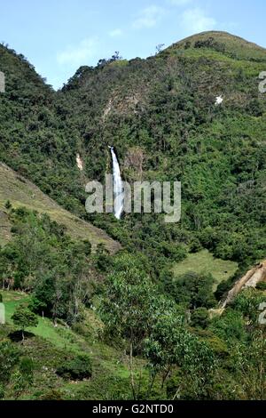 Wasserfall "Chorro Blanco" in Sapalache "Las Huaringas" - HUANCABAMBA... Abteilung von Piura. Peru Stockfoto