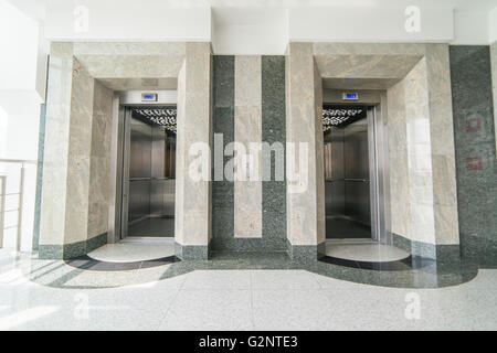 Der Aufzug Lobby - zwei offene Aufzug Stockfoto