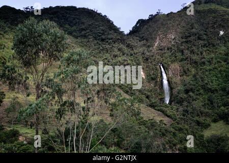 Wasserfall "Chorro Blanco" in Sapalache "Las Huaringas" - HUANCABAMBA... Abteilung von Piura. Peru Stockfoto