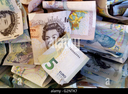 5 Euro-Banknote mit 5 £ und £10 Noten, London Stockfoto