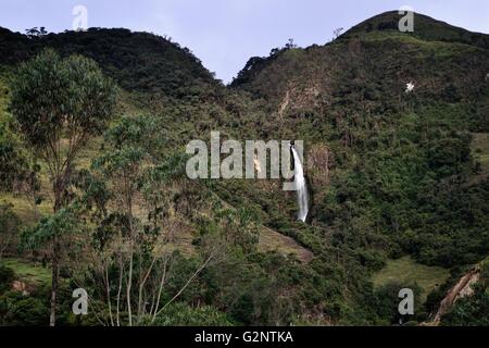 Wasserfall "Chorro Blanco" in Sapalache "Las Huaringas" - HUANCABAMBA... Abteilung von Piura. Peru Stockfoto