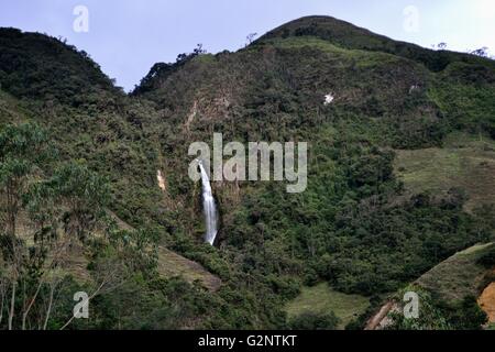 Wasserfall "Chorro Blanco" in Sapalache "Las Huaringas" - HUANCABAMBA... Abteilung von Piura. Peru Stockfoto