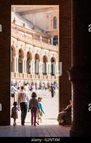 Menschen Platz, Plaza de España in Sevilla Stockfoto