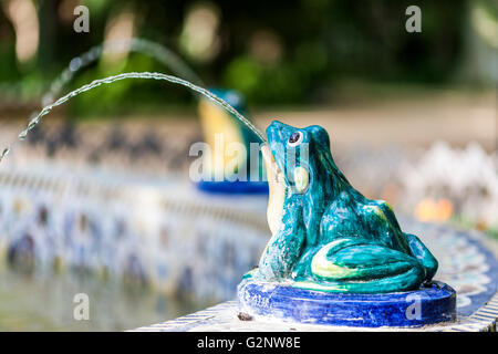 Glasierte Keramik Frosch in einen Brunnen, Maria Luisa Park, Sevilla, Spanien Stockfoto