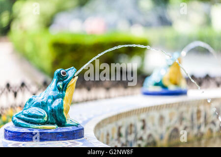 Glasierte Keramik Frosch in einen Brunnen, Maria Luisa Park, Sevilla, Spanien Stockfoto