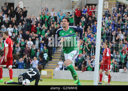 Belfast 27. Mai 2016. Kyle Lafferty (10) feiert sein Tor für Nordirland gegen Weißrussland. Stockfoto