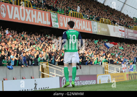 Belfast 27. Mai 2016. Kyle Lafferty (10) feiert sein Tor für Nordirland gegen Weißrussland. Stockfoto