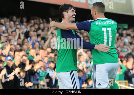 Belfast 27. Mai 2016. Kyle Lafferty (10) feiert sein Tor für Nordirland gegen Weißrussland mit Conor Washington. Stockfoto