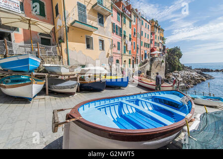 Boote in den kleinen natürlichen Hafen von Riomaggiore (Ligurien) Stockfoto