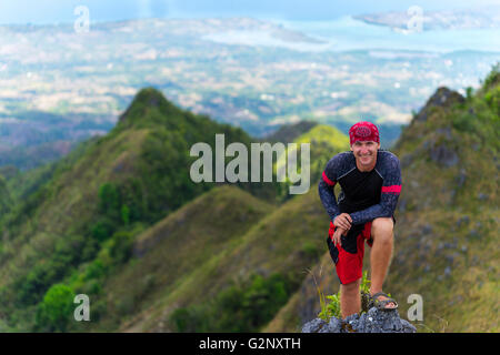 Lächelnder Mann auf dem Gipfel des Ocmena Peak auf Cebu, Philippinen Stockfoto