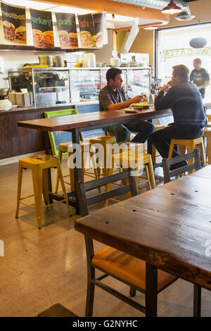 Kunden, die beim Mittagessen in Bissen-lokal, Thousand Oaks, Kalifornien Stockfoto