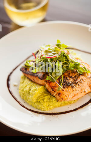 Ahorn-Miso verglast Lachs und einem Glas Chardonnay Wein, Schluck Eatery, Thousand Oaks, Kalifornien Stockfoto