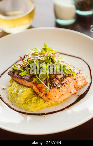 Ahorn-Miso verglast Lachs und einem Glas Chardonnay Wein, Schluck Eatery, Thousand Oaks, Kalifornien Stockfoto