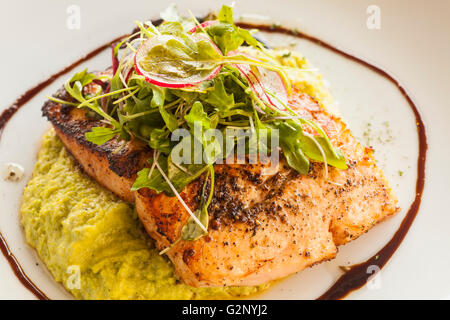 Ahorn-Miso verglast Lachs, Schluck Eatery, Thousand Oaks, Kalifornien Stockfoto