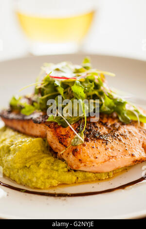 Ahorn-Miso verglast Lachs und einem Glas Chardonnay Wein, Schluck Eatery, Thousand Oaks, Kalifornien Stockfoto