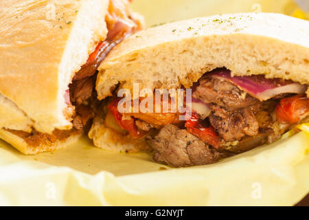 Lomo Saltado Sandwich, Schluck Eatery, Thousand Oaks, Kalifornien Stockfoto