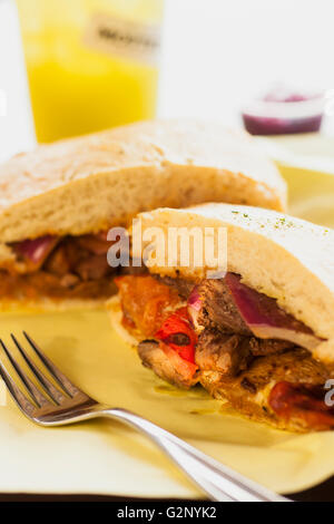 Lomo Saltado Sandwich und ein Gurken-Minz-Limonade, Schluck Eatery, Thousand Oaks, Kalifornien Stockfoto