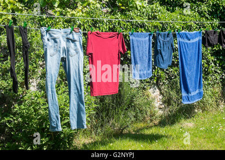 Wäsche aufhängen zum Trocknen im freien Stockfoto