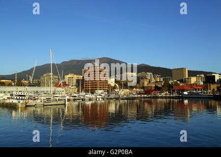 Angelboote/Fischerboote in Ruhe am Constitution Dock mit Mount Wellington im Hintergrund - Hobart, Tasmanien, Australien. Stockfoto