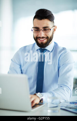 Arbeiten am laptop Stockfoto