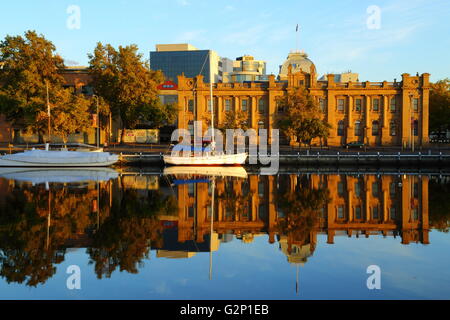 Yachten, die einen ruhigen Hafen am Constitution Dock vor der tasmanischen Museum and Art Gallery in der Innenstadt von Hobart reflektieren. Stockfoto