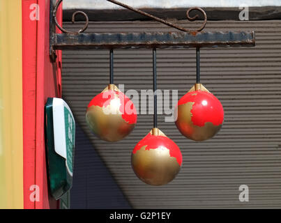 Drei Bauern Makler Kugel Schild Shop. Stockfoto