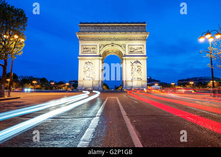 Arc de Triomphe nachts in Paris, Frankreich Stockfoto