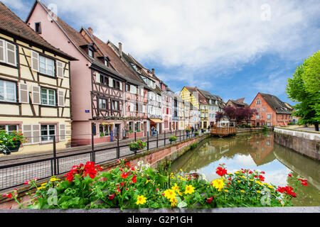 Bunte traditionelle französische Häuser auf der Seite der Fluss Lauch in Petite Venise, Colmar, Frankreich Stockfoto