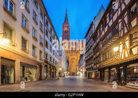 Kathedrale unserer Dame (Notre Dame) von Straßburg in der Nacht im Elsass/Frankreich Stockfoto