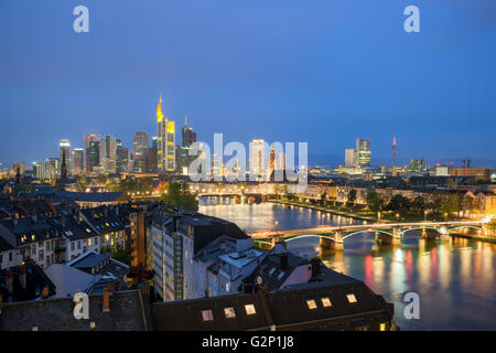 Frankfurt bin mir Wolkenkratzer-Skyline in der Abenddämmerung Deutschland bauen Stockfoto