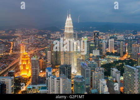 Skyline von Kuala Lumpur in der Abenddämmerung in Malaysia Stockfoto