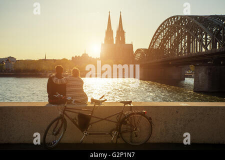 Junge romantisch zu zweit verbringen ihren Urlaub in Köln. Dating paar posiert in der Nähe von Kölner Dom Stockfoto