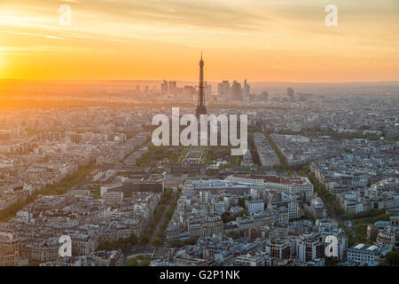 Luftaufnahme von Paris Skyline bei Sonnenuntergang, Frankreich Stockfoto