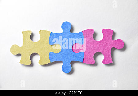 Bunte Puzzleteile ausgerichtet und verklebt. EU-Konzept, Teamarbeit und Business Logo. Stockfoto