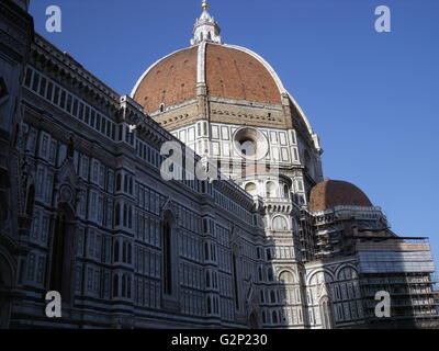 Die Kuppel von der Basilica di Santa Maria del Fiore, häufiger 'Duomo' genannt. Florenz, Italien. 1296 auf der Grundlage von Arnolfo di Cambio Design begonnen, wurde aber erst 1436, als Filippo Brunelleschi Dom entwickelt. Eine der größten in Italien Kirchen. Die Kuppel selbst ist achteckig, und verwendet ein double Shell Design, aus Sandstein und Marmor. Auf der Spitze der Kuppel sitzt eine Laterne mit einem kupfernen Kugel und Kreuz an der Spitze. Stockfoto