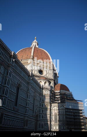 Die Kuppel von der Basilica di Santa Maria del Fiore, häufiger 'Duomo' genannt. Florenz, Italien. 1296 auf der Grundlage von Arnolfo di Cambio Design begonnen, wurde aber erst 1436, als Filippo Brunelleschi Dom entwickelt. Eine der größten in Italien Kirchen. Die Kuppel selbst ist achteckig, und verwendet ein double Shell Design, aus Sandstein und Marmor. Auf der Spitze der Kuppel sitzt eine Laterne mit einem kupfernen Kugel und Kreuz an der Spitze. Stockfoto