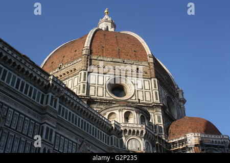 Die Kuppel von der Basilica di Santa Maria del Fiore, häufiger 'Duomo' genannt. Florenz, Italien. 1296 auf der Grundlage von Arnolfo di Cambio Design begonnen, wurde aber erst 1436, als Filippo Brunelleschi Dom entwickelt. Eine der größten in Italien Kirchen. Die Kuppel selbst ist achteckig, und verwendet ein double Shell Design, aus Sandstein und Marmor. Auf der Spitze der Kuppel sitzt eine Laterne mit einem kupfernen Kugel und Kreuz an der Spitze. Stockfoto