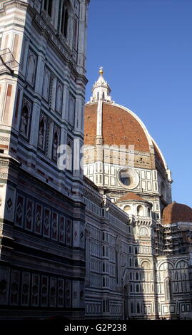 Die Kuppel von der Basilica di Santa Maria del Fiore, häufiger 'Duomo' genannt. Florenz, Italien. 1296 auf der Grundlage von Arnolfo di Cambio Design begonnen, wurde aber erst 1436, als Filippo Brunelleschi Dom entwickelt. Eine der größten in Italien Kirchen. Die Kuppel selbst ist achteckig, und verwendet ein double Shell Design, aus Sandstein und Marmor. Auf der Spitze der Kuppel sitzt eine Laterne mit einem kupfernen Kugel und Kreuz an der Spitze. Stockfoto