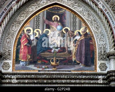 Mosaiken aus über dem Hauptportal Türen von der Basilica di Santa Maria del Fiore, (häufiger 'Duomo' genannt). Florenz, Italien. Drei riesige Bronzetüren, geschmückt mit Szenen aus dem Leben der Madonna. Sie datieren von 1899 bis 1903. Um die Türen sind mehrere Kunstwerke: Mosaike von niccol, der 'Barabino, eine Hälfte - Entlastung von Tito Sarrocchi, und eine Reihe von Nischen und Büsten. Der Dom wurde 1296 auf der Grundlage von Arnolfo di Cambio Design begonnen, wurde aber erst 1436, als Filippo Brunelleschi Dom entwickelt. Eine der größten in Italien Kirchen. Stockfoto